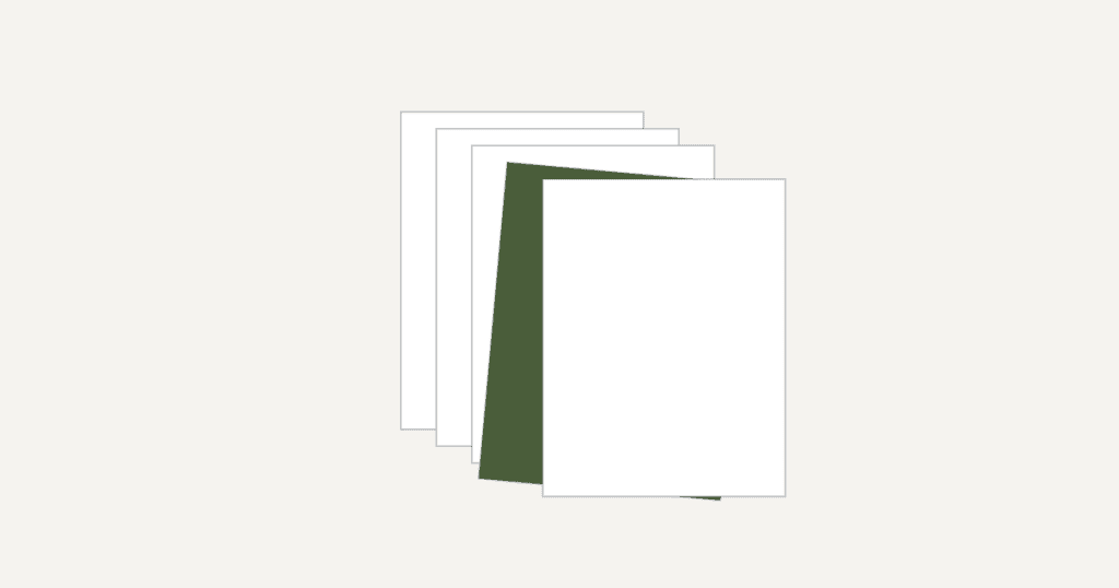 Folhas empilhadas, uma verde-musgo desalinhada